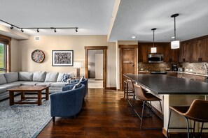 TV, lareira, videogames, pebolim