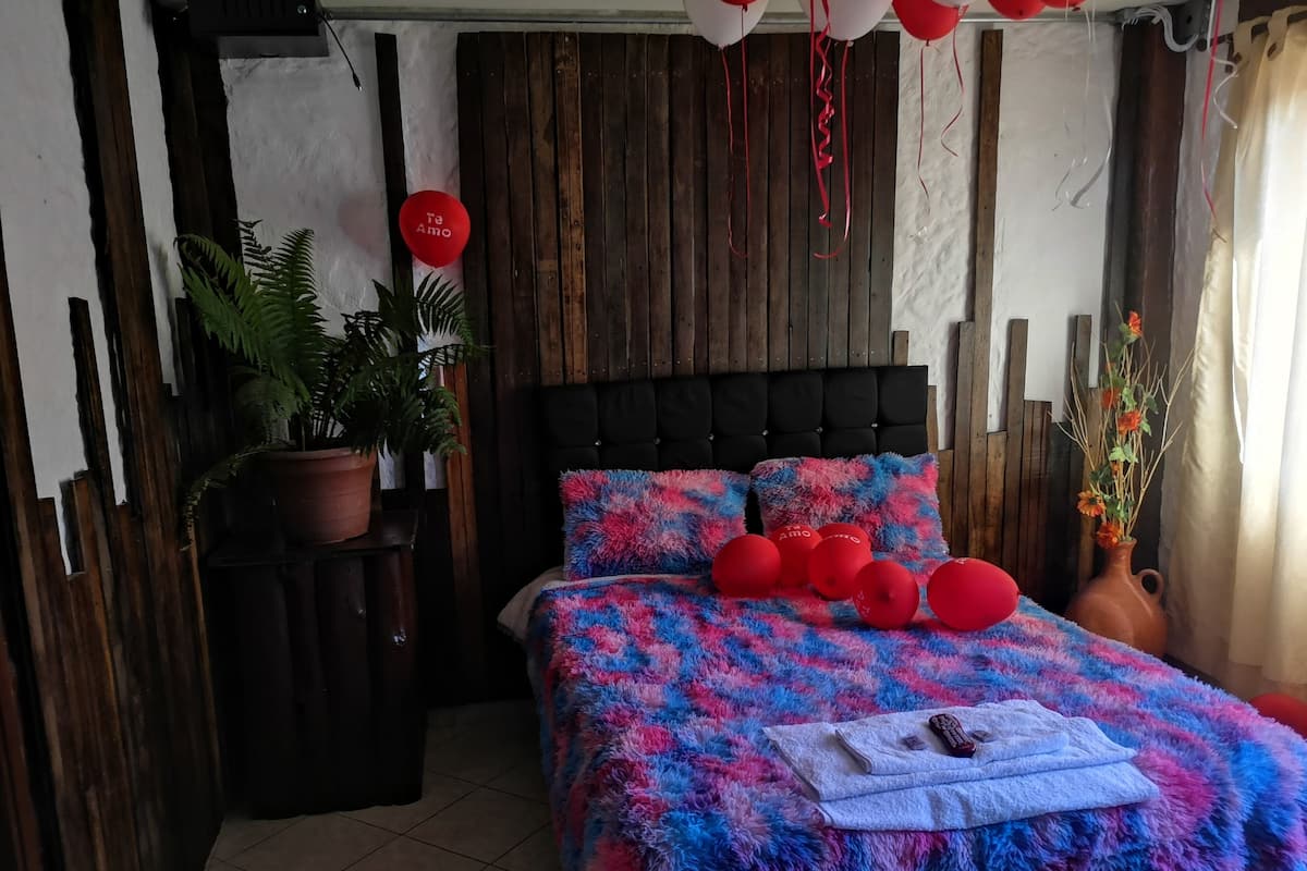 2 bedrooms, desk, laptop workspace, WiFi (free)