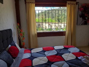 2 quartos, individualmente decorados, individualmente mobiliados