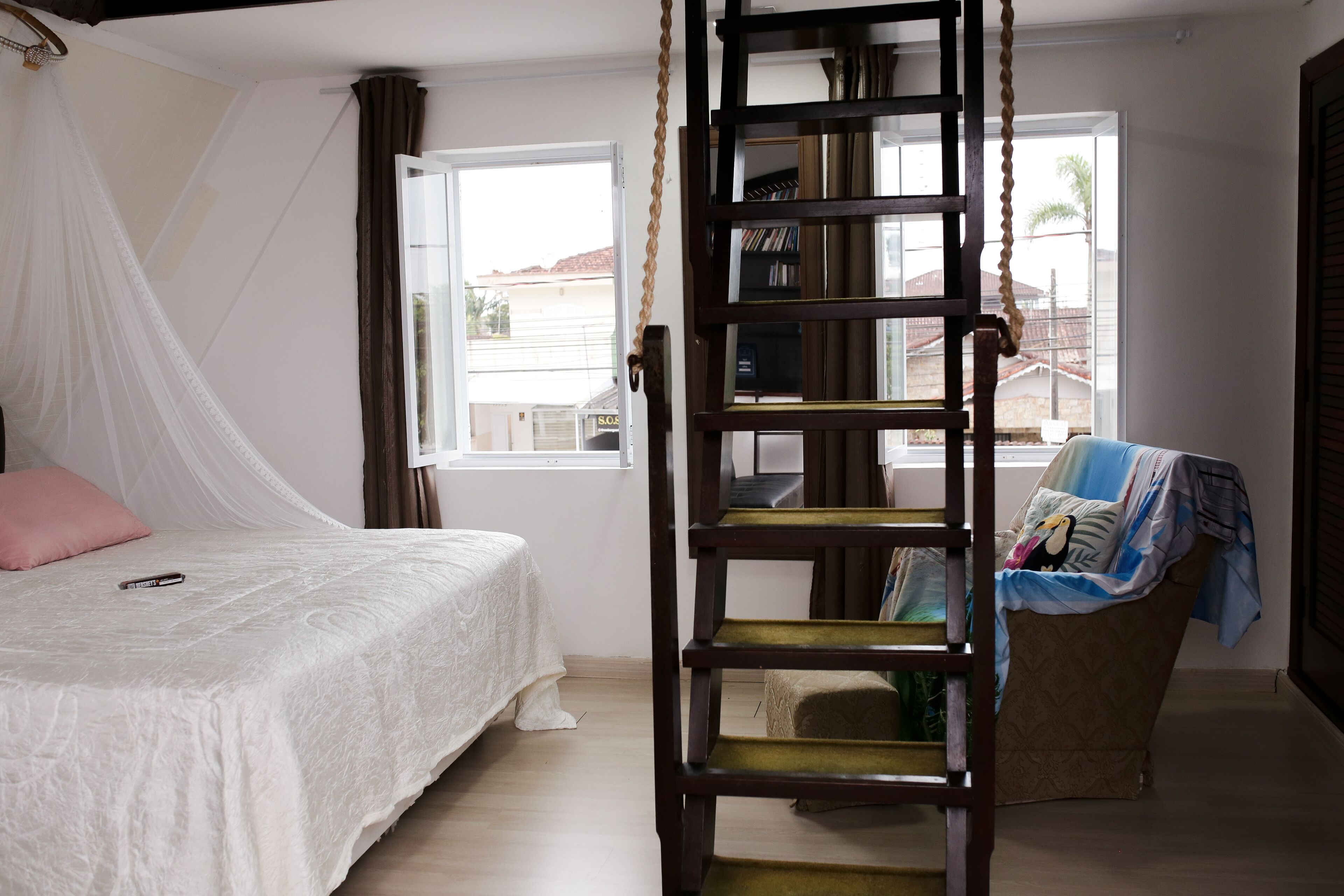 Honeymoon Suite | Individually decorated, laptop workspace, free WiFi