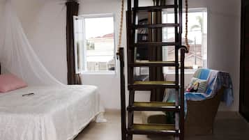 Honeymoon Suite | Individually decorated, laptop workspace, free WiFi