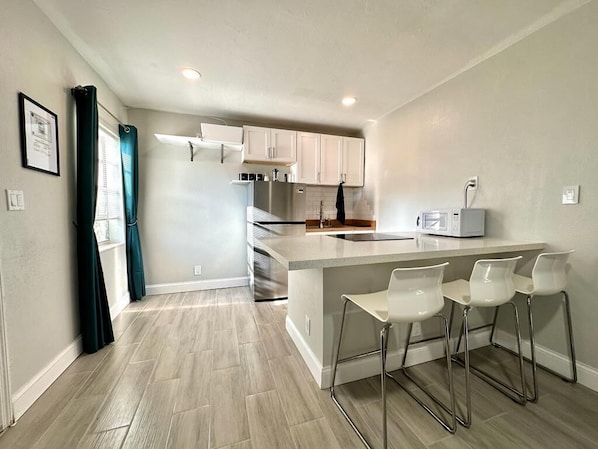 Fridge, microwave, stovetop, coffee/tea maker - 1-bedroom n Fort Lauderdale w/FREE Parking,Kitchen,Patio-8mins to FLL Airport @2 (Fort Lauderdale)