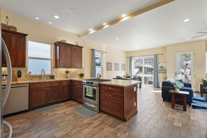 Frigorifero, microonde, forno, piano cottura