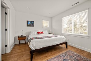 5 sovrum, skrivbord, strykjärn/strykbräda och resesäng