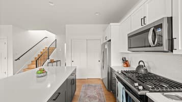 Refrigerador, microondas, horno, placa de cocina