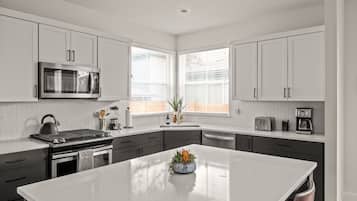 Refrigerador, microondas, horno, placa de cocina