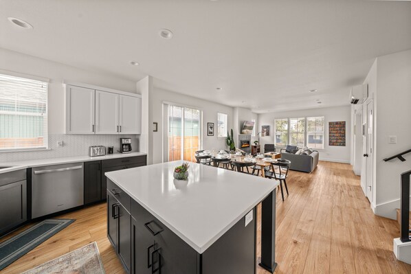 Interior - Walkable Old Mill Spa Retreat (Bend)