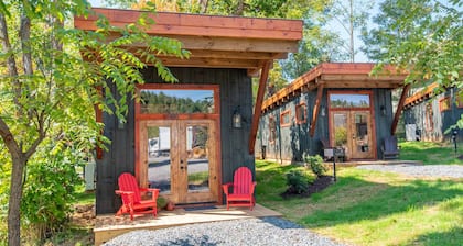 Camp 4 Tiny Homes | #2 Mount Jefferson | 1 Mi. to Downtown West Jefferson