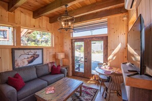 TV, fireplace - Camp 4 Tiny Homes | #3 Grand Teton | 1 Mi. to Downtown West Jefferson (West Jefferson)