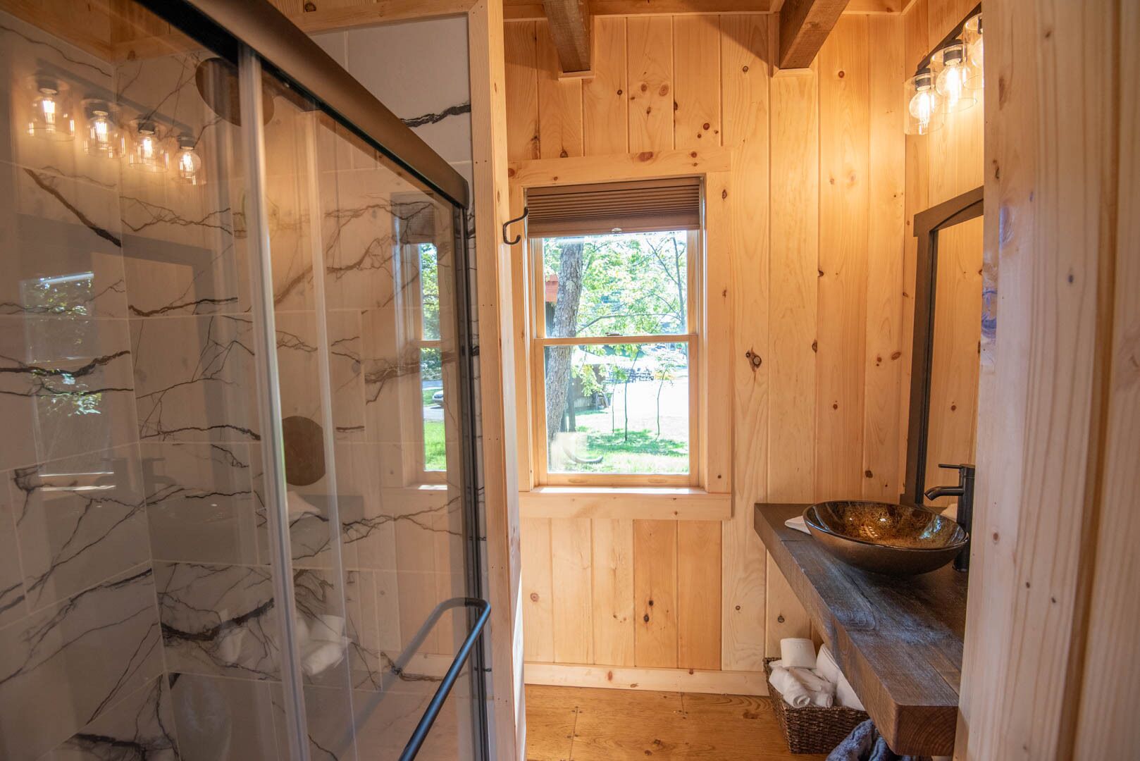 Een douche, handdoeken
