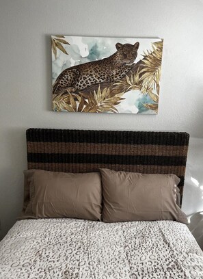 3 bedrooms, iron/ironing board, WiFi, bed sheets - Amazing Safari oasis (Las Vegas)