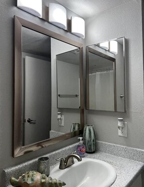 吹风机、毛巾、肥皂、洗发水