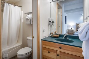 Tina con regadera, secadora de cabello, toallas, jabón 