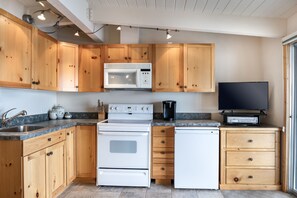 Microwave, oven, stovetop, toaster - Flathead Lake Waterfront Studio! (Bigfork)