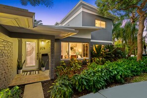 Exterior - Mimosa Manor โ A Tropical Heated Pool Oasis in the Heart of Wilton Manors! (Wilton Manors)