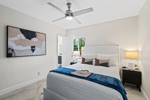 3 室のベッドルーム、デスク、アイロン / アイロン台、旅行用ベビーベッド