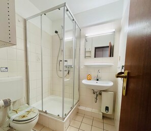 Regadera, secadora de cabello, toallas 