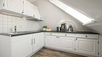 Een koelkast, een magnetron, een kookplaat