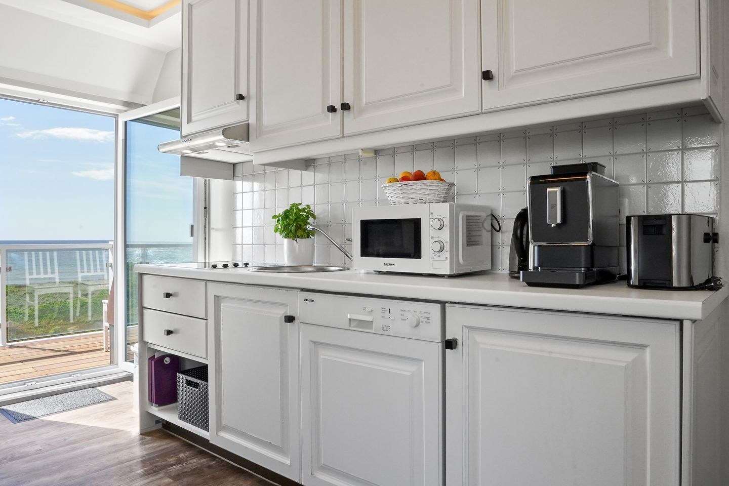 Réfrigérateur, micro-ondes, plaque de cuisson, lave-vaisselle