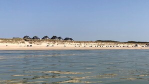 A beach with houses on the dunes and a clear sky. - Käpitäns-suite - Haus Seeblick (Hörnum (Sylt))