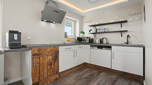 Fridge, microwave, stovetop, dishwasher