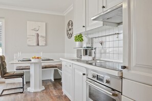 Een koelkast, een microgolfoven, een oven, een kookplaat