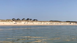 A beach with houses on the dunes and a clear sky. - Meerluft-suite - Haus Seeblick (Hörnum (Sylt))
