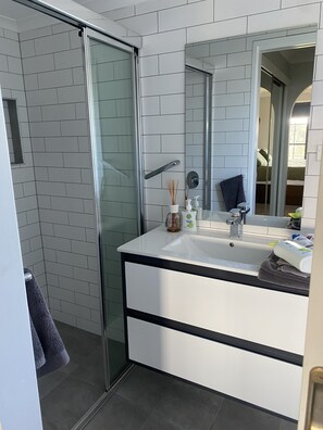 Dusche, Haartrockner, Handtücher, Seife