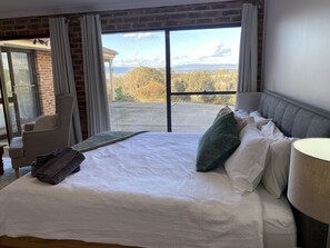 6 bedrooms, iron/ironing board, travel cot, free WiFi