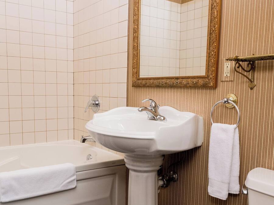 Un baño con bañera, lavabo e inodoro.