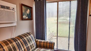 行政客房, 庭院 (Pet Friendly) | 起居區 | 42-吋平面電視、有線頻道、Netflix、Hulu
