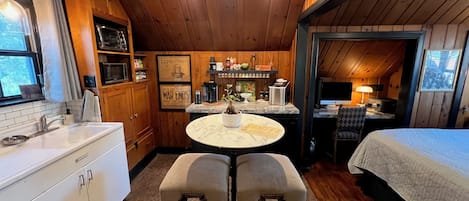 1 slaapkamer, een bureau, een strijkplank/strijkijzer, reisbedje