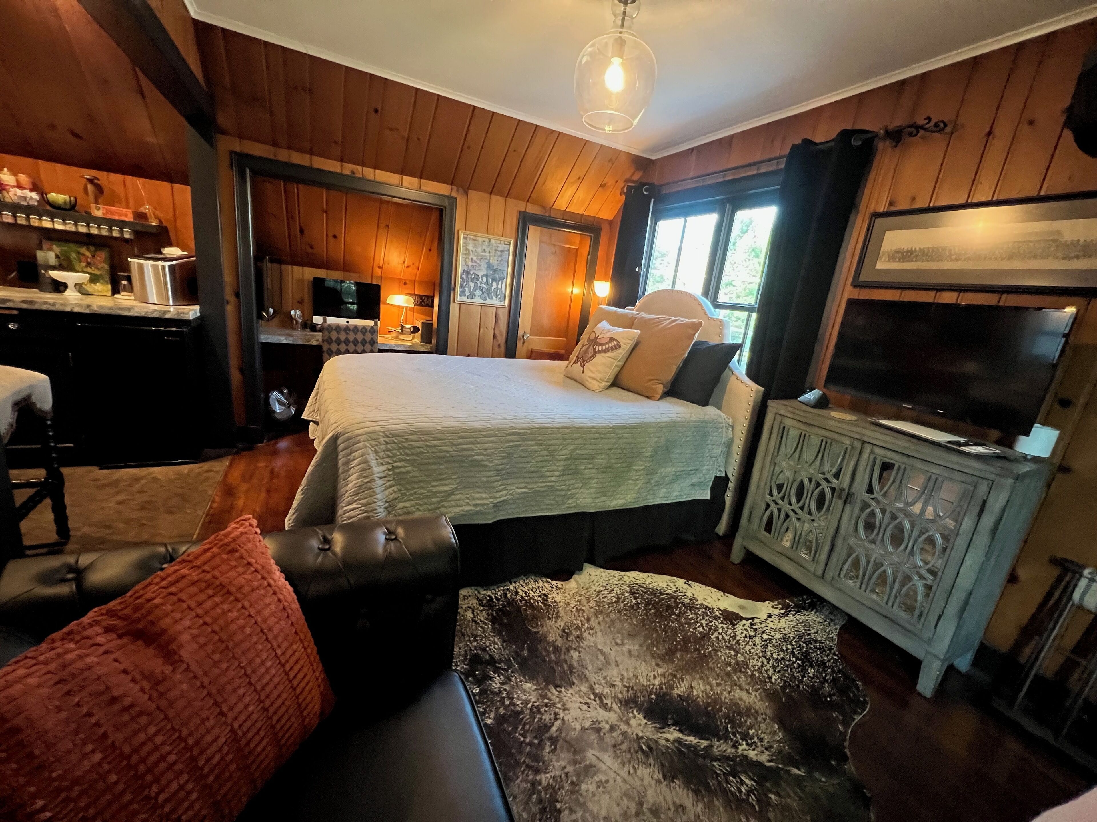 1 slaapkamer, een bureau, een strijkplank/strijkijzer, reisbedje