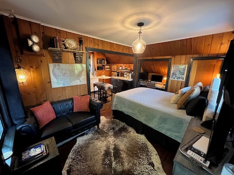 1 bedroom, desk, iron/ironing board, travel cot. Speakeasy-Inspired Carriage House in Charming College Hill Neighborhood