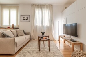 Televisión y oficina 