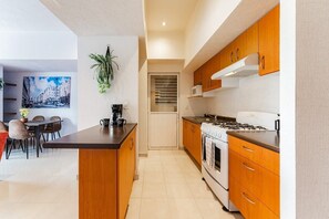 Réfrigérateur, four à micro-ondes, un four, surface de cuisson
