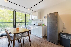 Réfrigérateur, micro-ondes, plaque de cuisson, cafetière/bouilloire