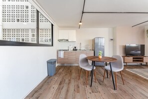 Kühlschrank, Mikrowelle, Herdplatte, Wasserkocher mit Kaffee-/Teezubehör