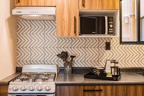 Réfrigérateur, four à micro-ondes, un four, surface de cuisson