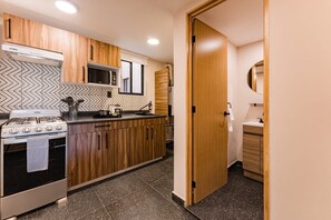 Een koelkast, een magnetron, een oven, een kookplaat