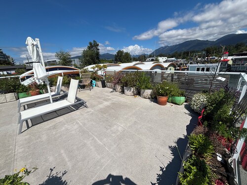 E-TEN An Elegant Float Home