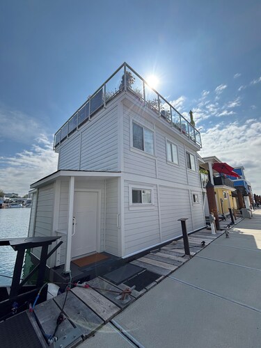 E-TEN An Elegant Float Home