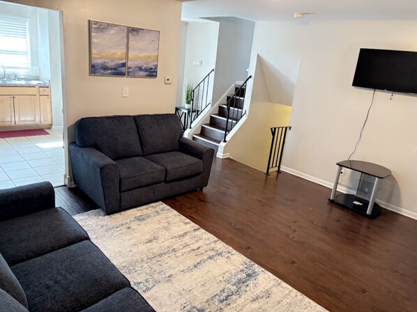 Smart TV - Full suburban home 30 mins from downtown Chicago! (Country Club Hills)