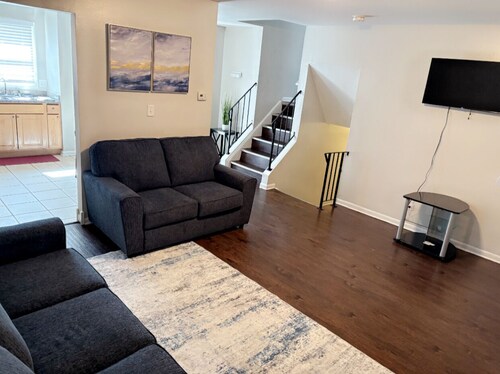 Full suburban home 30 mins from downtown Chicago! 