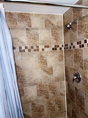 Dusche, Haartrockner, Handtücher, Toilettenpapier