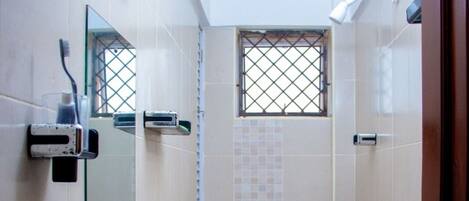 提供毛巾、廁紙