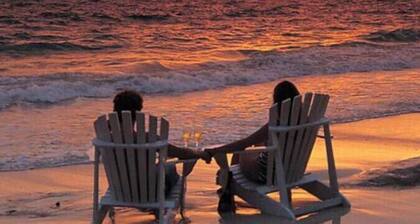 Emerald Shores - walk to beach, hot tub, pets