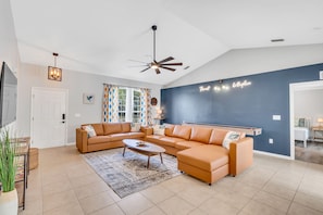 Smart TV, table tennis, books - Free Heated Pool, Baby Gear, Shuffleboard, EV charger, Near beach, UTC mall, SRQ (Sarasota)
