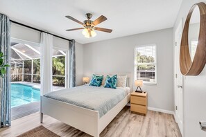 3 bedrooms, desk, iron/ironing board, travel cot - Free Heated Pool, Baby Gear, Shuffleboard, EV charger, Near beach, UTC mall, SRQ (Sarasota)
