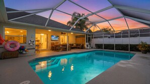 Outdoor pool, a heated pool - Free Heated Pool, Baby Gear, Shuffleboard, EV charger, Near beach, UTC mall, SRQ (Sarasota)